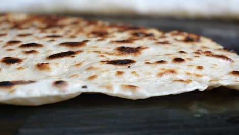 cocinando pan plano en una sartén