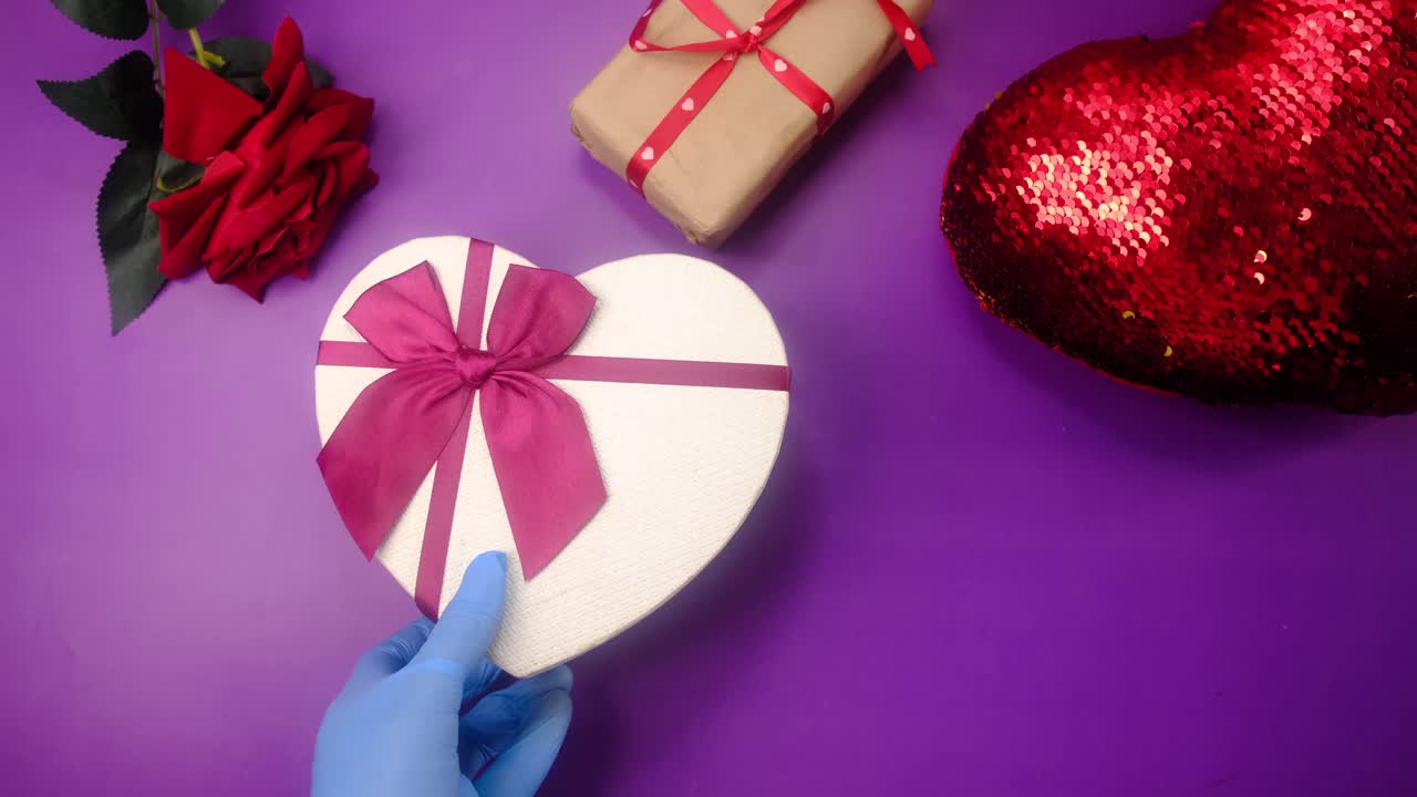 caja de regalos en forma de corazón con rosas y regalos