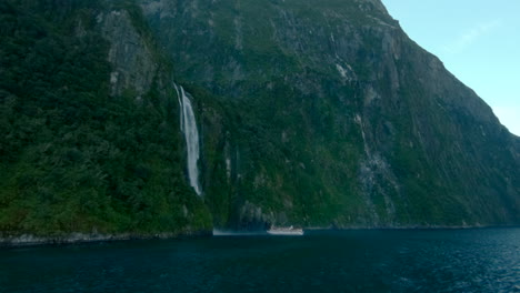 Ein-Schiff-Vor-Einem-Wasserfall,-Der-Sich-Rückwärts-Bewegt