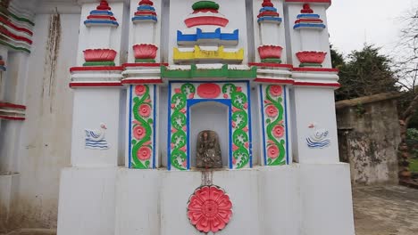 toma de un pequeño templo de arquitectura y diseño colorido de una pequeña estatua de la diosa para que la gente adore dentro del lado del templo en sri lanka