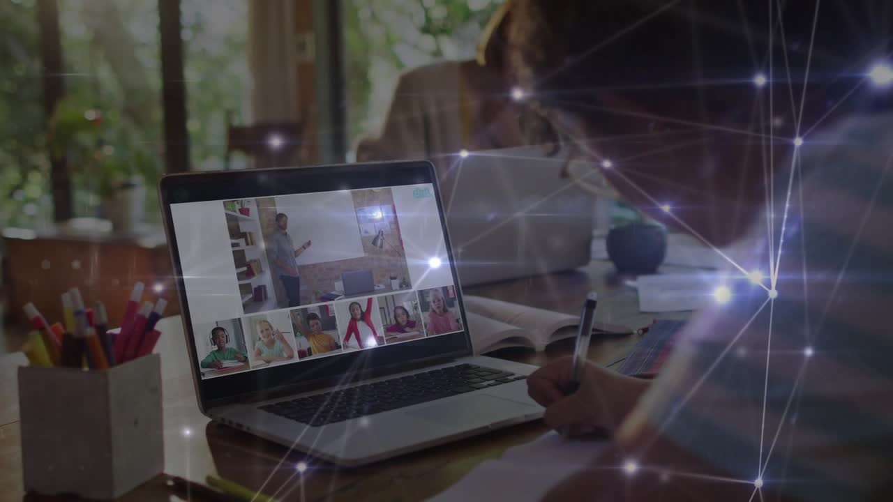 Anak bersandar ke laptop, mengambil pena dan menulis catatan di tengah visual node, meningkatkan pendidikan online.