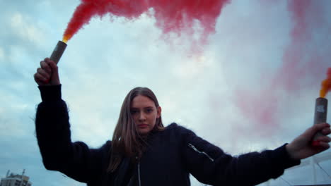 Mujer-Mirando-A-La-Cámara-A-Través-Del-Humo.-Chica-Usando-Bombas-De-Humo-En-Protesta