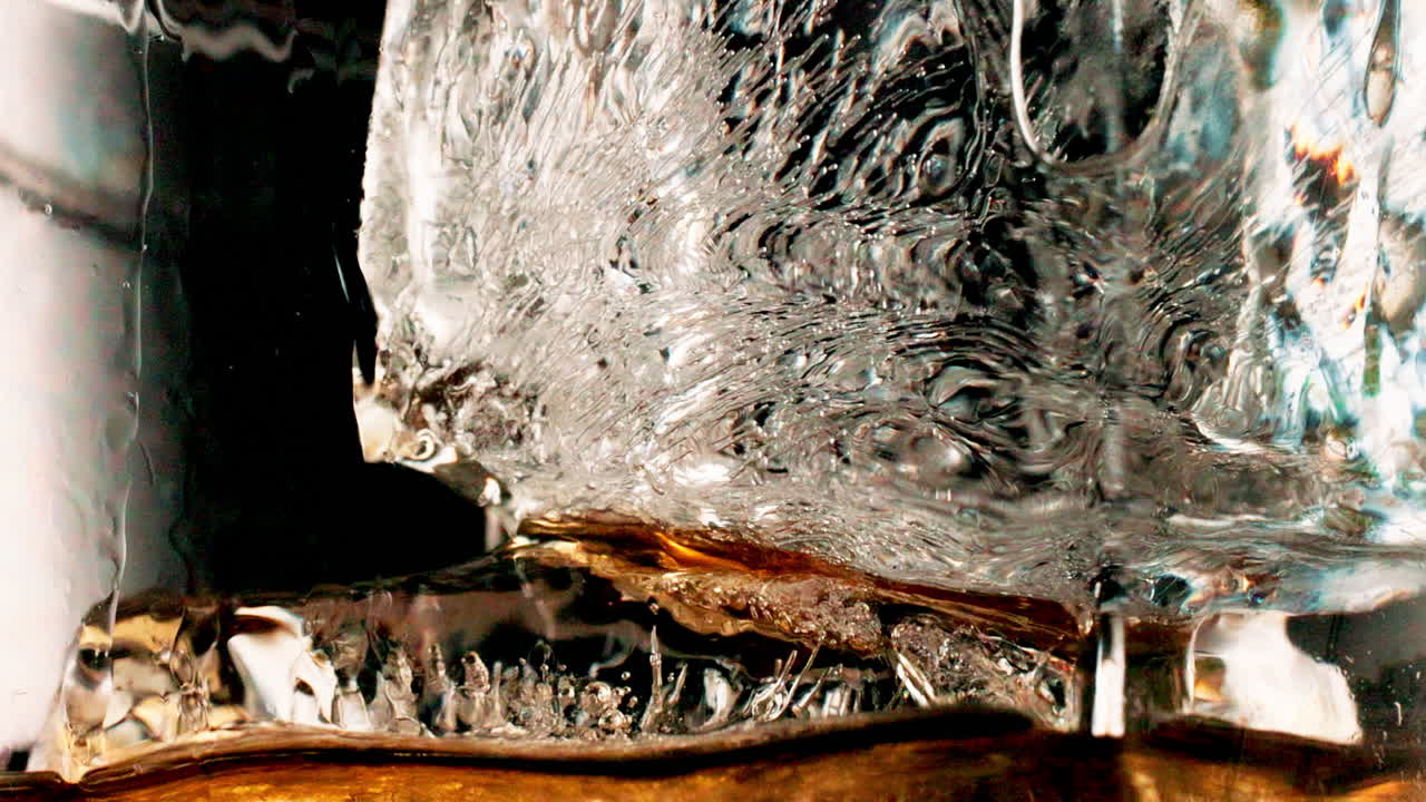 Whiskey con ghiaccio in primo piano