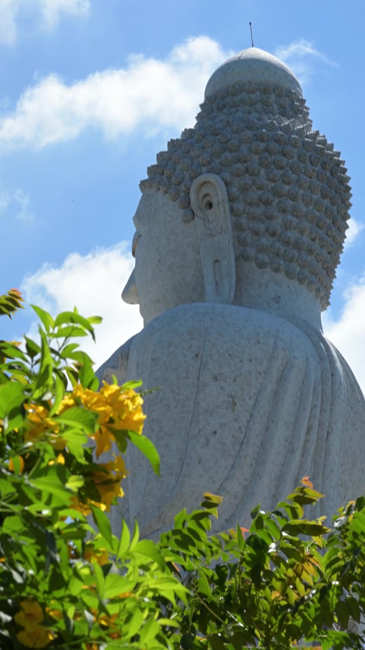 Il Grande Buddha di Phuket in Thailandia - Ripresa verticale, con inclinazione verso il basso