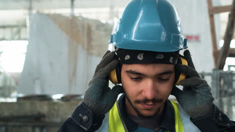 hombre con equipo de protección en la fábrica