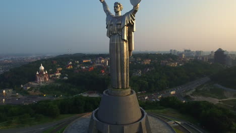 키예프의 모국 동상 (motherland statue) 의 드론 뷰