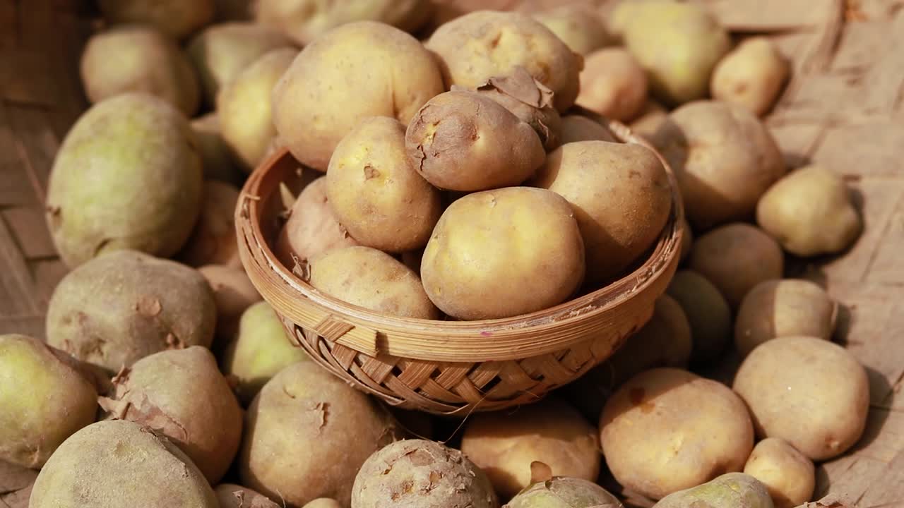 patatas frescas de la granja en un cuenco de bambú desde el ángulo superior durante el día
