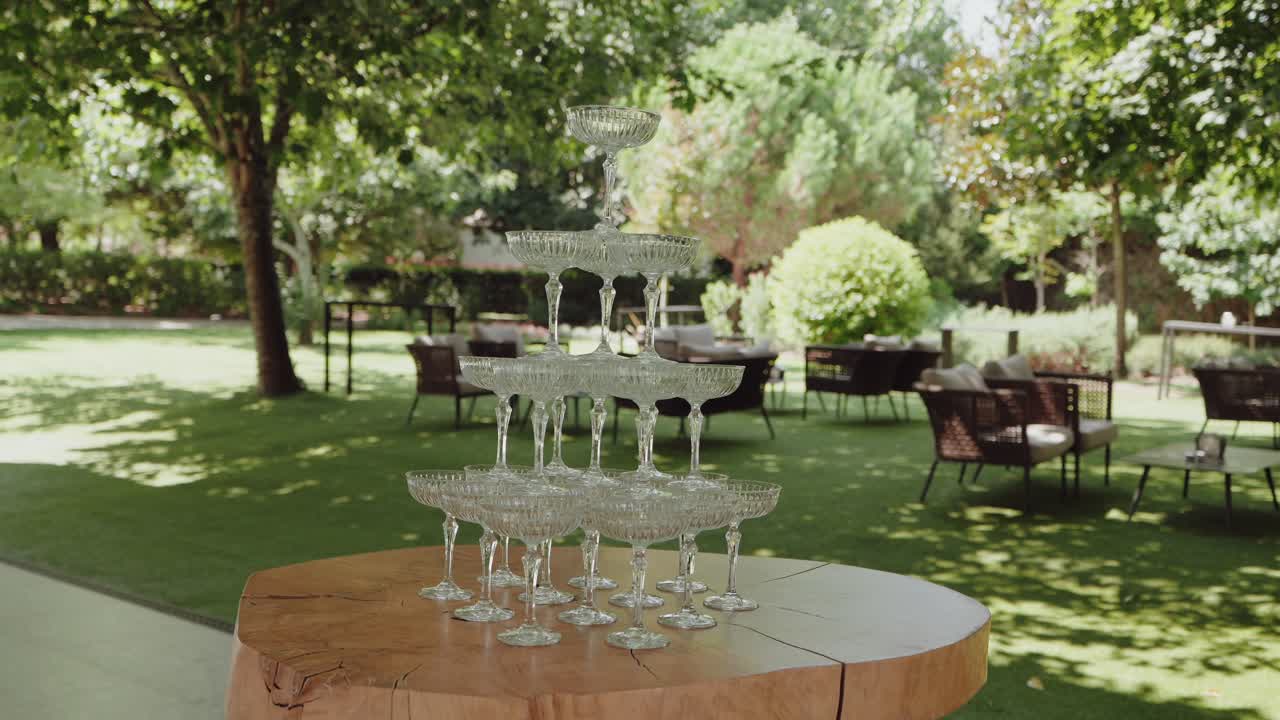 야외 축하 행사를 위한 쌓아 올린 유리 타워