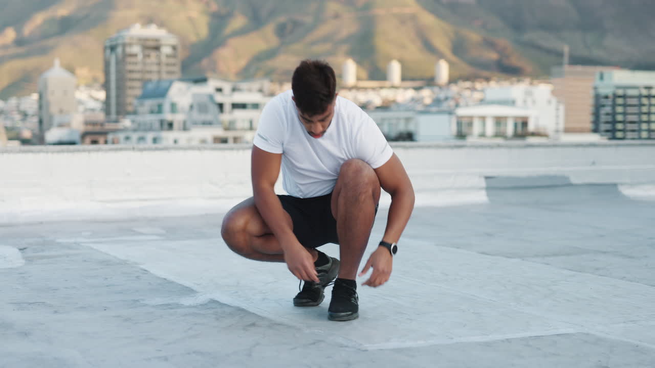Fitness, scarpe sportive e atleta in città