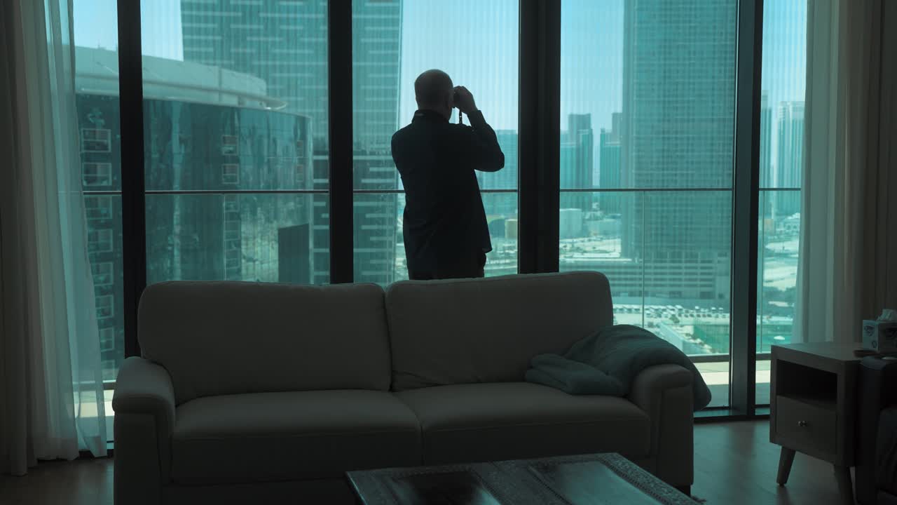 실루에서 안경으로 시내 아파트를 바라보는 은이