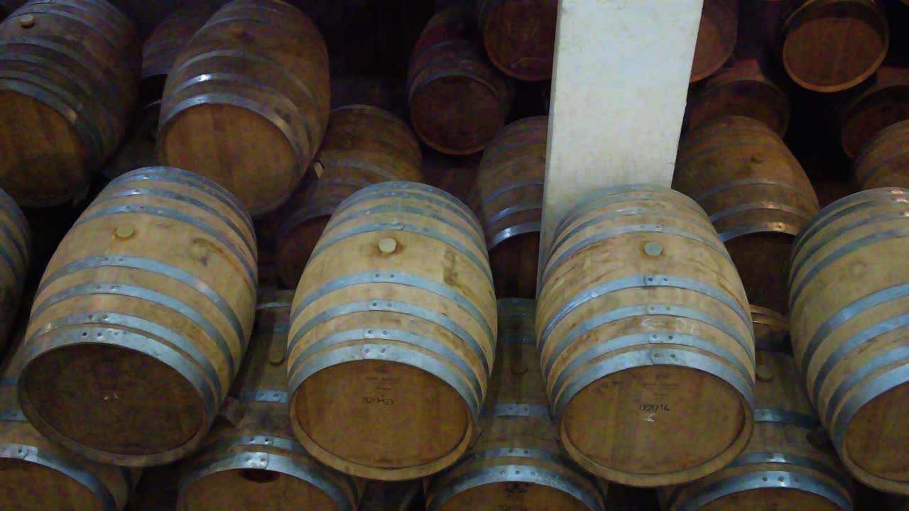 apilados de barriles de vino en la bodega