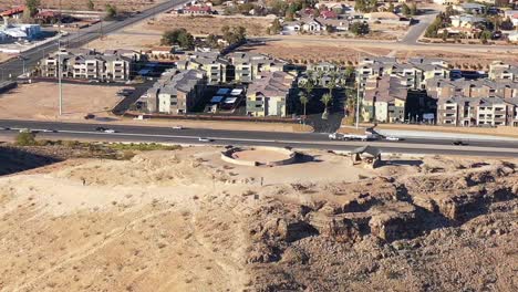 Drone-Dando-Vueltas-Por-La-Colina-En-La-Ciudad