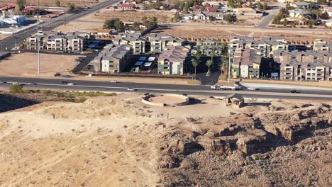 drone dando vueltas por la colina en la ciudad