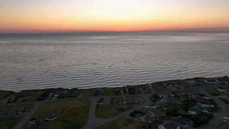 Vista-Aérea-De-Un-Barrio-Frente-Al-Mar-De-Whidbey-Island-Durante-Una-Brillante-Puesta-De-Sol