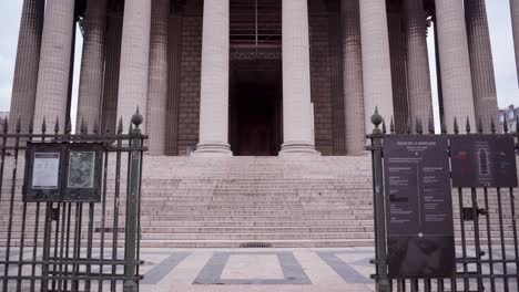 Empty-scenery-of-La-Madeleine-in-Paris-during-lockdown-during-the-Covid-19-pandemic,-tourism-in-France-on-a-cloudy-day