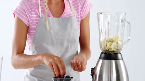 mujer preparando un batido