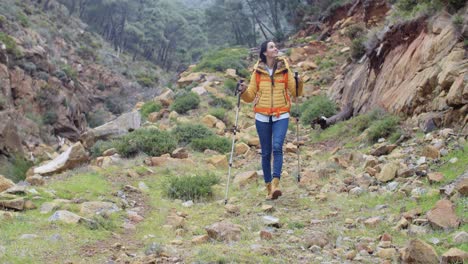 Mujer-Joven-En-Forma-Saludable-Al-Aire-Libre-Mochilero