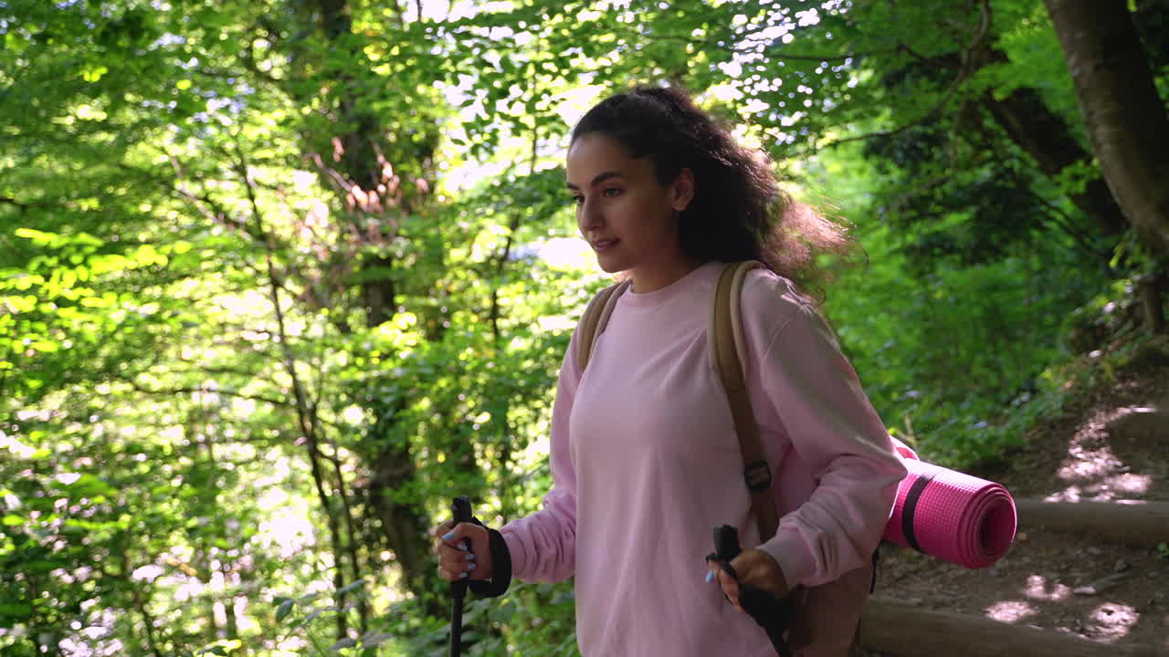 mujer caminando en el bosque