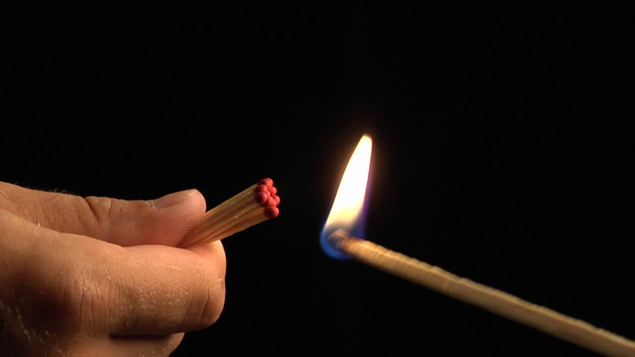 하나의 스틱 매치가 성냥 그룹에 불을 붙인 다음 불이 꺼집니다.