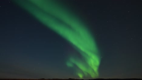 Faszinierender-Tanz-Der-Nordlichter-Am-Sternenklaren-Nachthimmel-über-Dem-Fjord