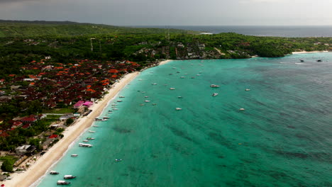 Jungutbatu-Strand-Und-Boote,-Die-An-Einem-Bewölkten-Tag-Im-Klaren-Wasser-In-Nusa-Lembongan,-Nusa-Penida,-Bali,-Indonesien-Schwimmen