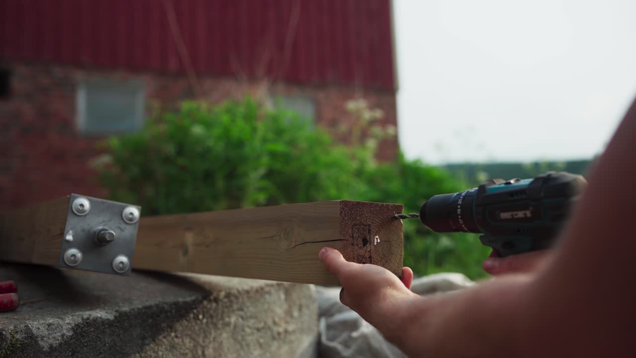 나무 블록 설치 포스트 고정판을  ⁇ 는 사람