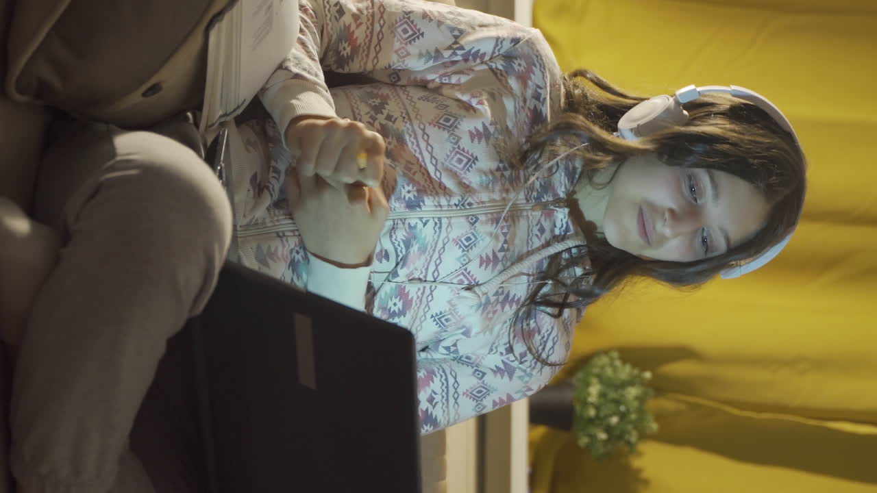 vídeo vertical de un estudiante estudiando con un amigo a través de una videollamada.