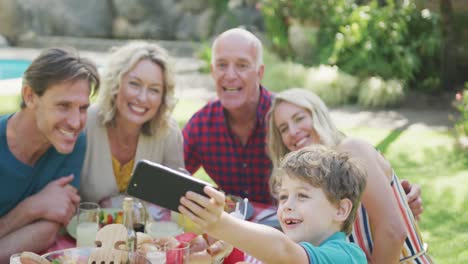 Glückliche-Kaukasische-Familie-Beim-Abendessen-Und-Beim-Selfie-Im-Garten