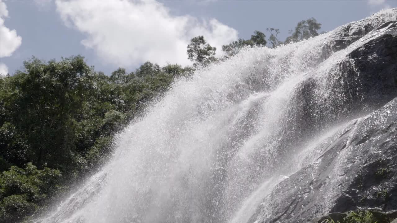 vista en cámara lenta del terreno rocoso de la cascada con aguas en cascada que atraviesan
