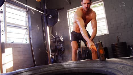 Hombre-Haciendo-Ejercicio-De-Entrenamiento-Con-Martillo