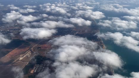vista aérea de la ciudad costera israelí y las tierras de cultivo con nubes