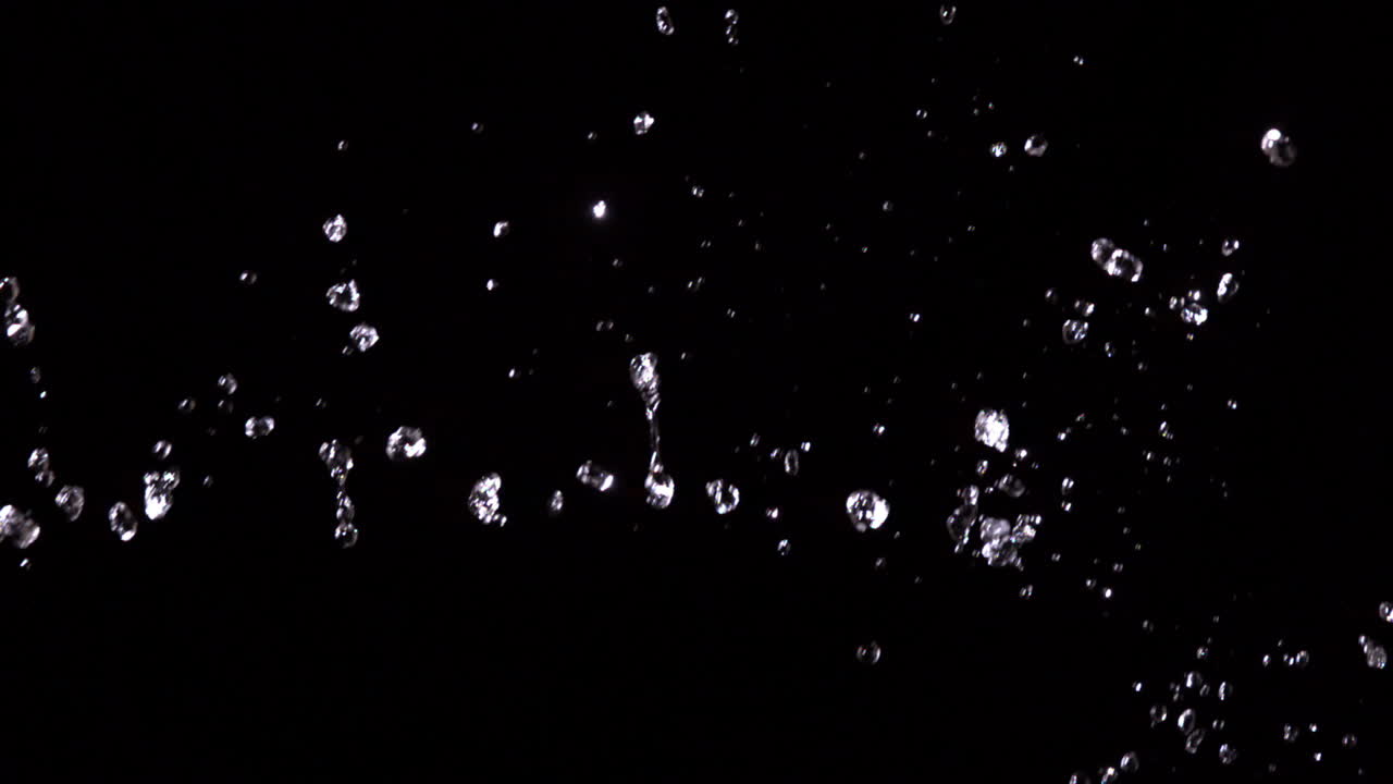 검은 바탕에 비가 내리는 물