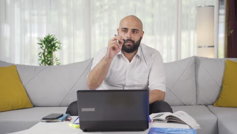 Hombre-Trabajador-De-Oficina-En-Casa-Divertido-Y-Entretenido.