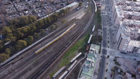 Tren-Saliendo-De-La-Estación-De-Tren-Federico-Lacroze,-Buenos-Aires