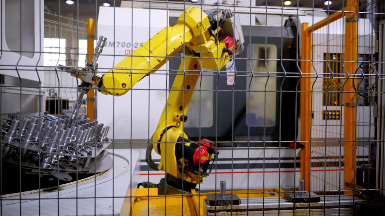 pezzi di metallo mossi a mano da robot