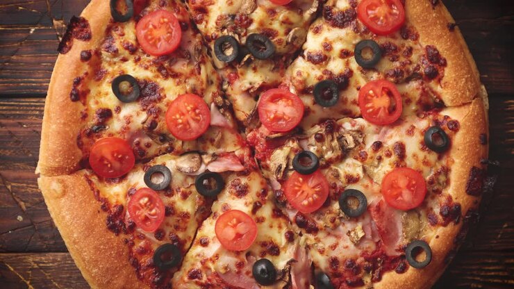 Pizza al salamino piccante con mozzarella, salsa di pomodoro e salame