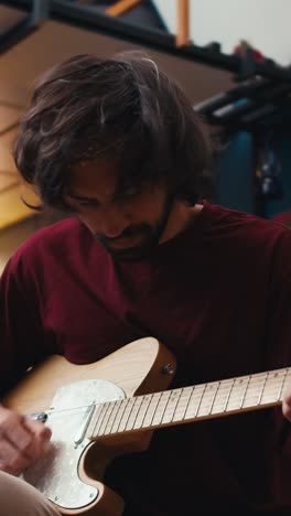 hombre tocando guitarra electrica