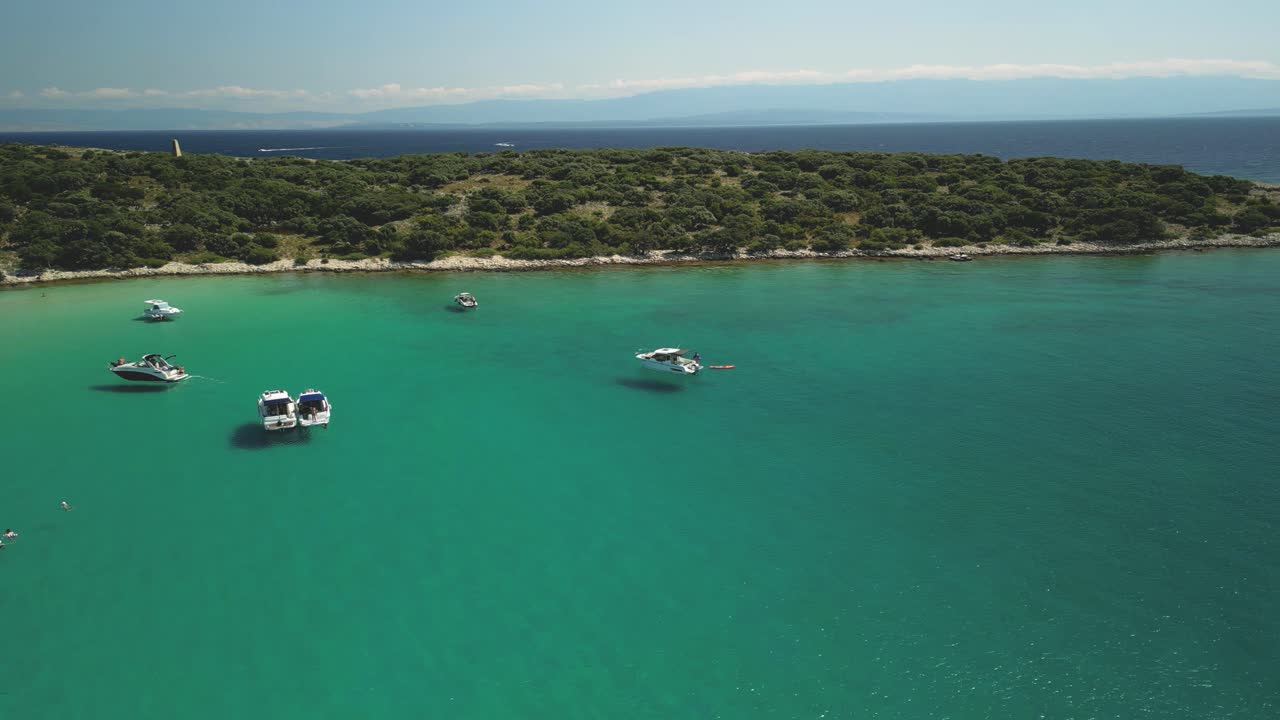los barcos flotan en aguas turquesas cerca de una exuberante costa verde bajo un cielo azul claro