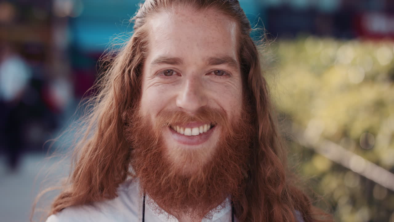 ⁇ 수염 을 가지고 웃는 행복 한  ⁇ 스터 남자 의 느린 동작 의 초상화