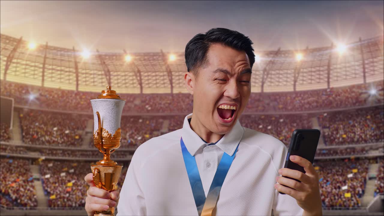 경기장에서 승리를 축하하는 남자