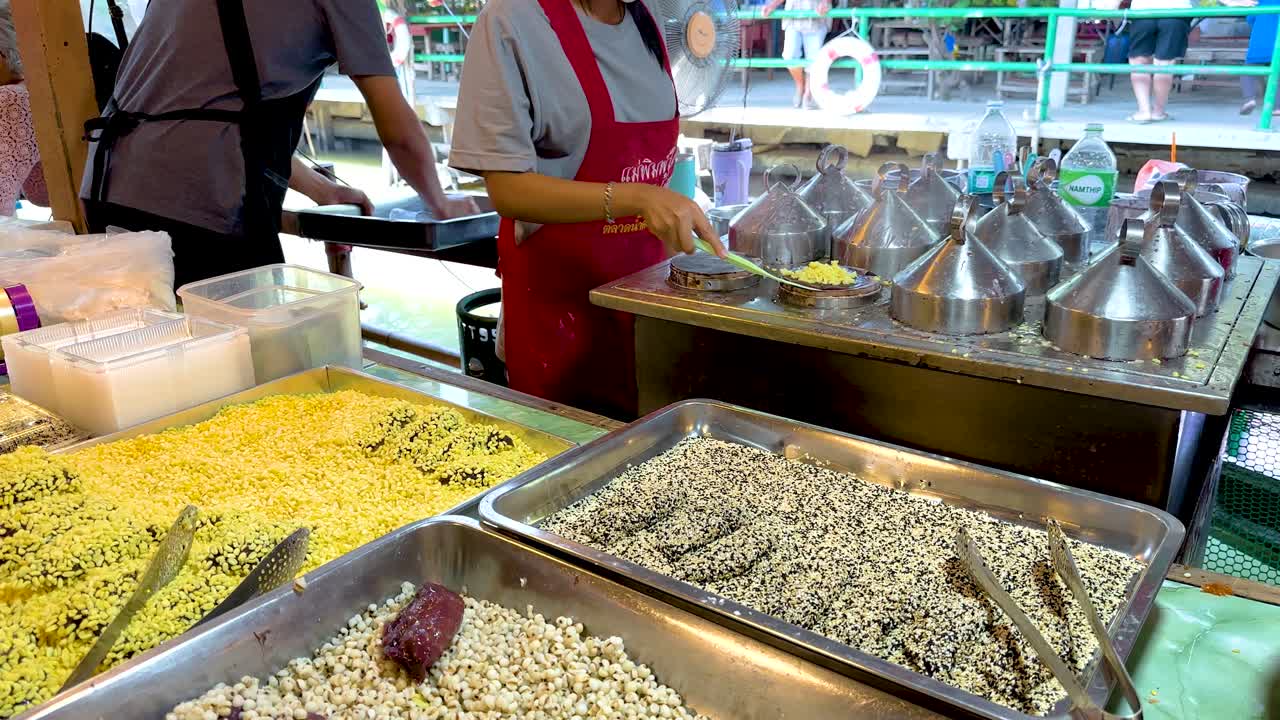 비는 판매자 가 바쁜 시장 의 상점 에서 음식 을 준비 하고 있다