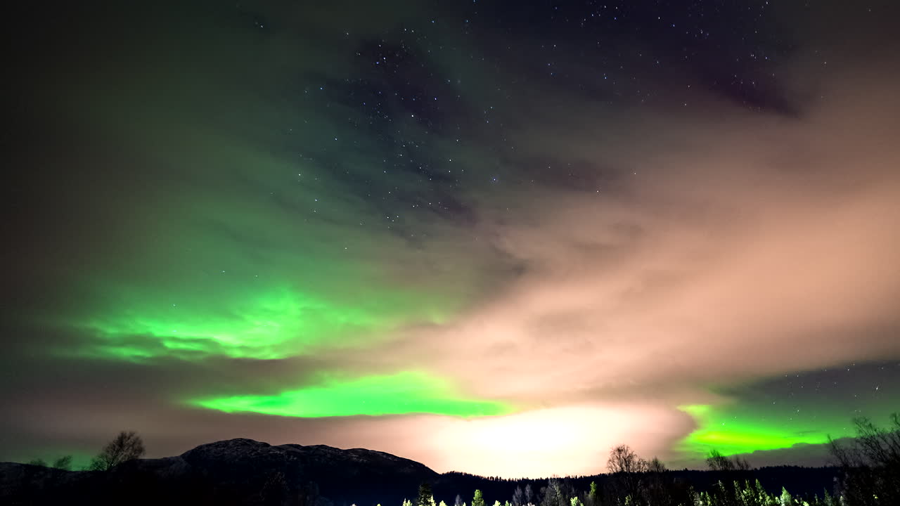 el lapso de tiempo de las coloridas luces del norte en finnsnes, noruega.