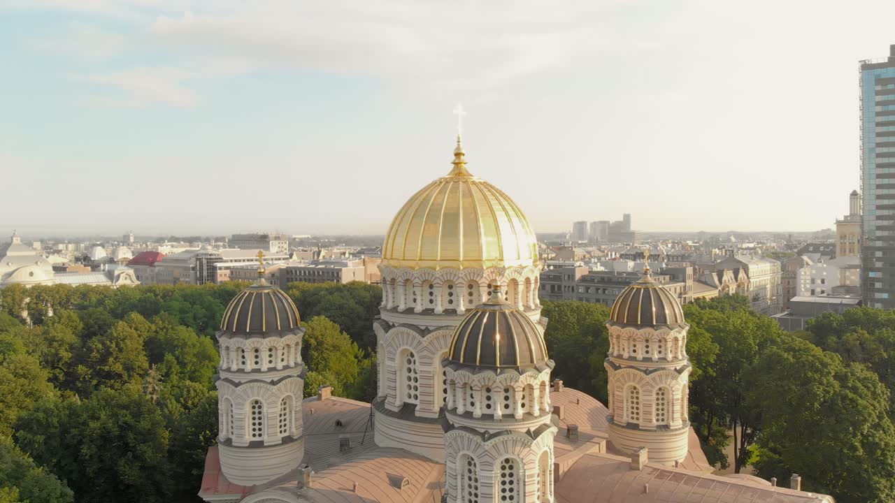 sensacional vista aérea de la catedral de la natividad de cristo, majestuosa cúpula dorada, riga, letonia, círculo de drones, día