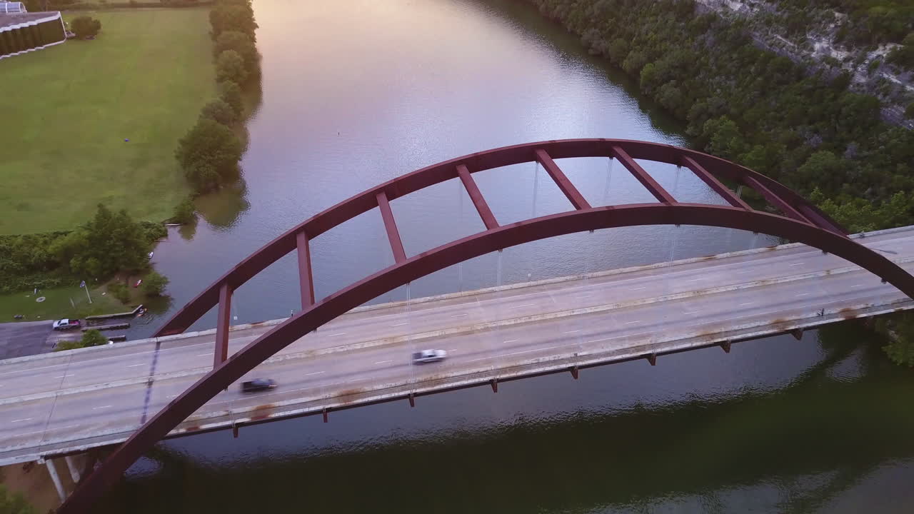 Sorvolo aereo del ponte Pennybacker ad Austin, Texas, al tramonto.