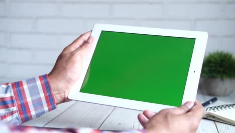hombre de negocios usando una tableta digital en el escritorio de la oficina