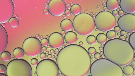 artístico colorido de gota de aceite flotando en el agua.