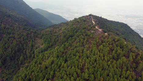 Un-Vuelo-Aéreo-Sobre-Las-Estribaciones-Boscosas-De-Las-Montañas-Del-Himalaya-En-Nepal