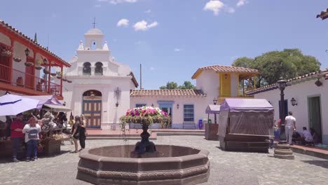 Toma-A-Pie-Lento-Del-Pueblo-Paisa,-Cerro-Nutibara,-Medellin