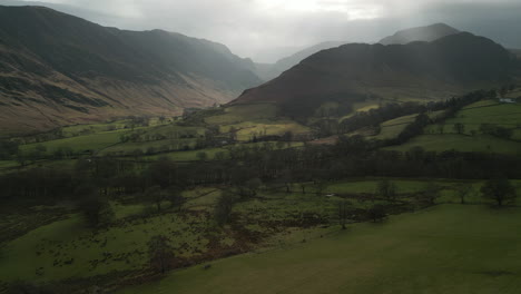 Fliegen-In-Richtung-Nebliger-Berge-über-Grünem-Tal-Im-Winter-Im-Englischen-Lake-District,-Großbritannien