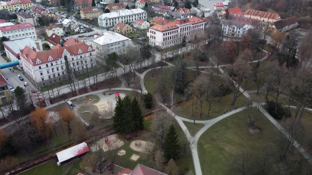parque en el centro de la ciudad, con un patio de recreo para niños